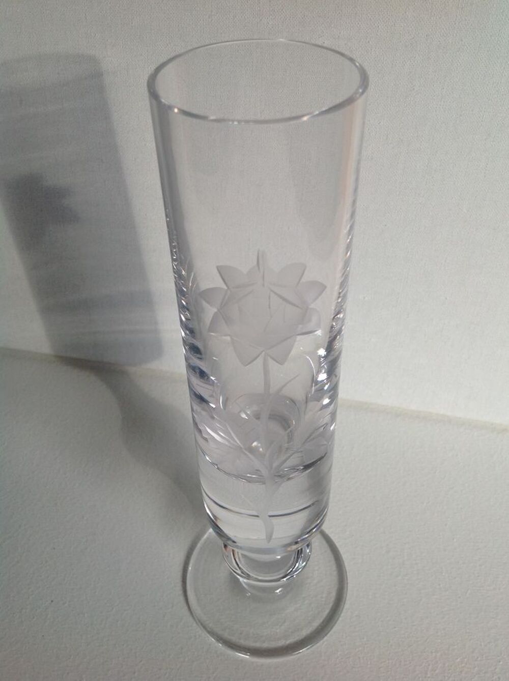 VASE EN CRISTAL AVEC FLEUR FINEMENT GRAV&Eacute;E Envoi Possible
Décoration