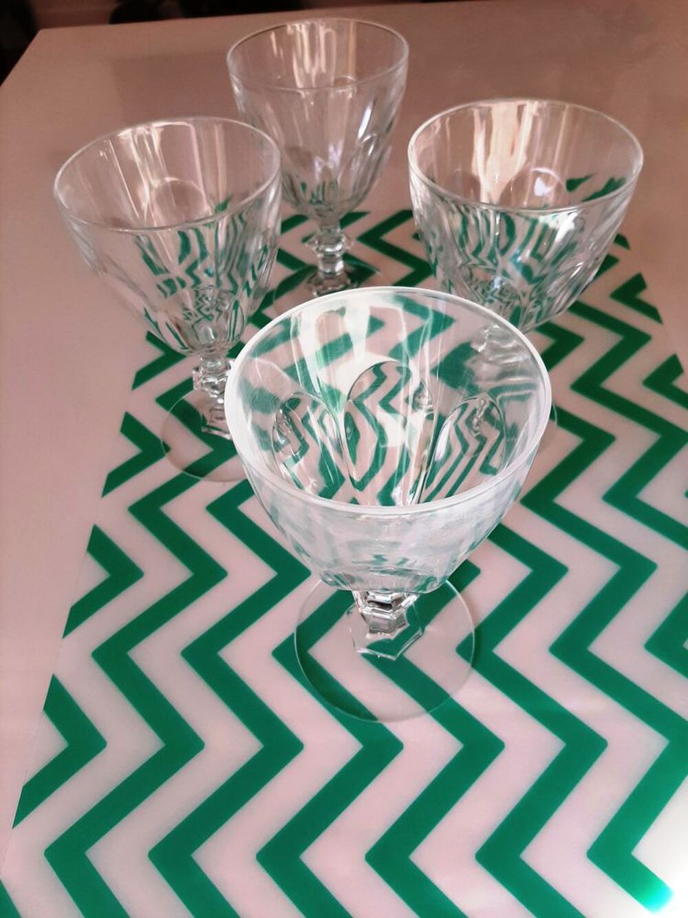 4 verres &agrave; pieds Meubles