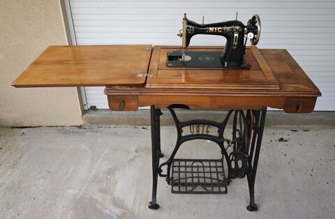 Machine � coudre de collection UNIC 30 Metz (57)