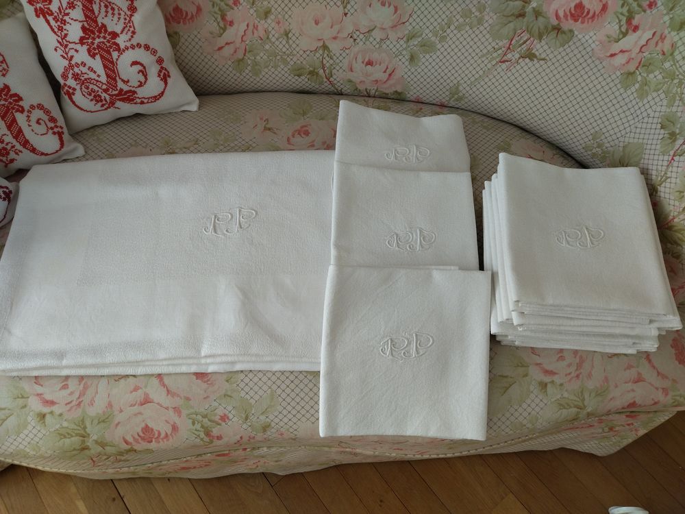 Nappe blanche monogramme avec 12 serviettes Décoration