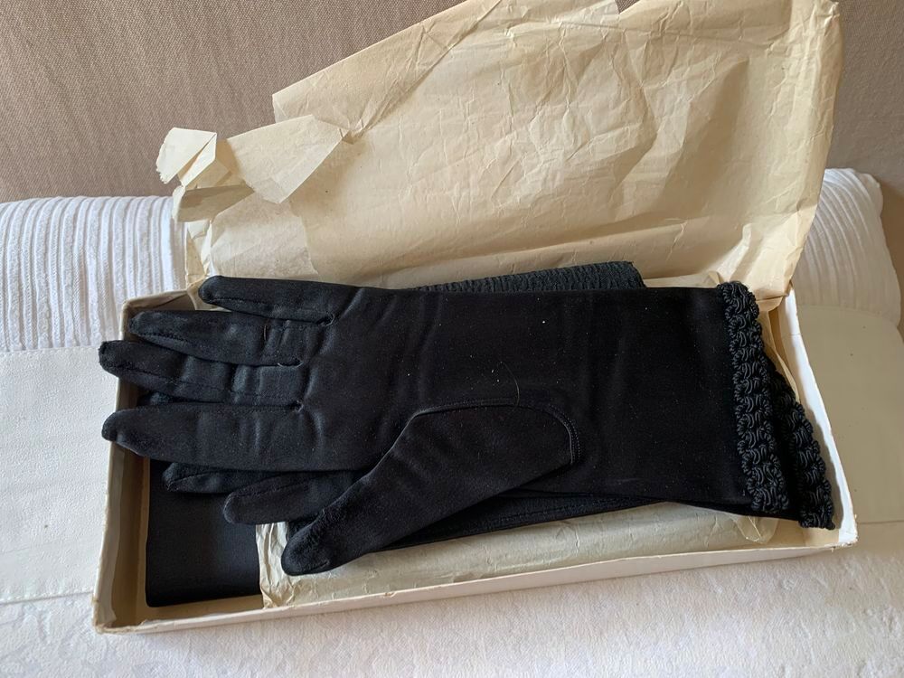 Pochettes et gants de soir&eacute;e en satin noir Maroquinerie