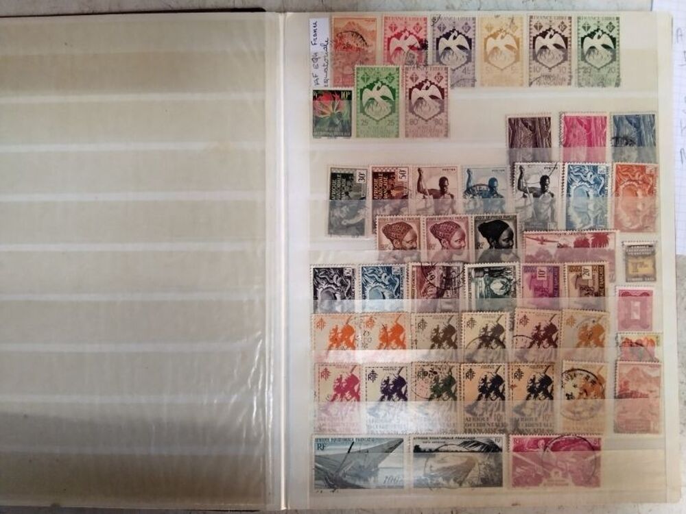 Lot de timbres de collection en classeur 