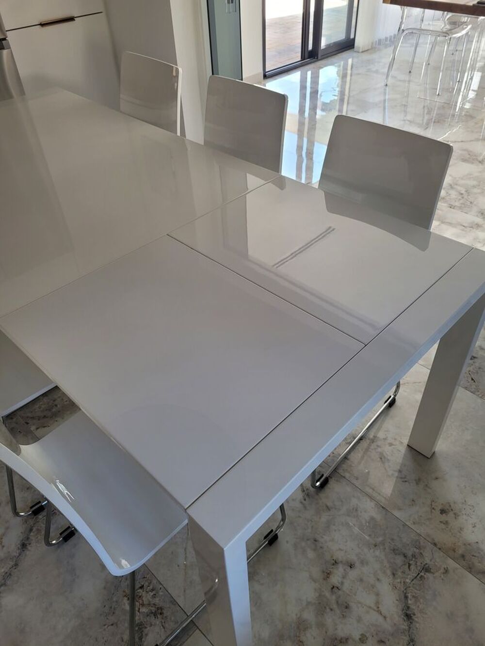 &Eacute;l&eacute;gante table extensible laqu&eacute;e blanche avec 6 chaises mode Meubles