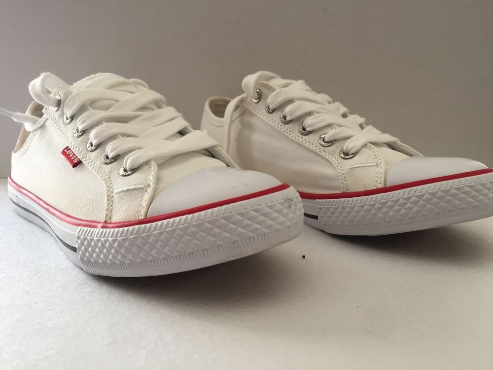 PAIRE DE BASKET BASSE MODE LEVI'S MOD&Egrave;LE STAN BUCK Vêtements
