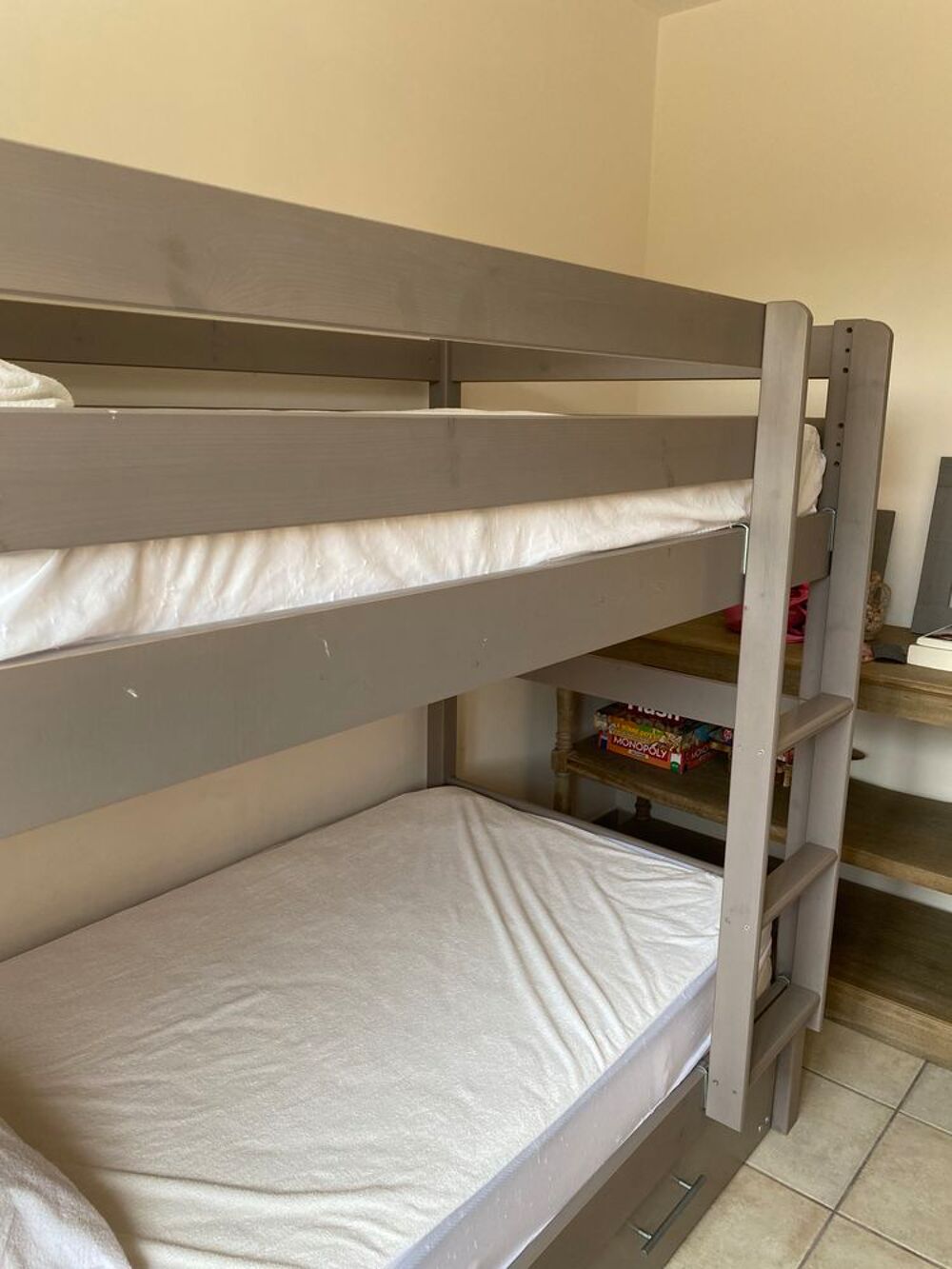 Lits superpos&eacute;s en bois avec matelas. Meubles