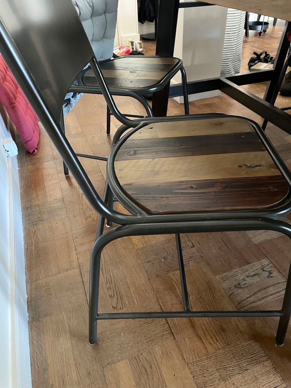 Table &agrave; manger et ses 4 chaises Meubles