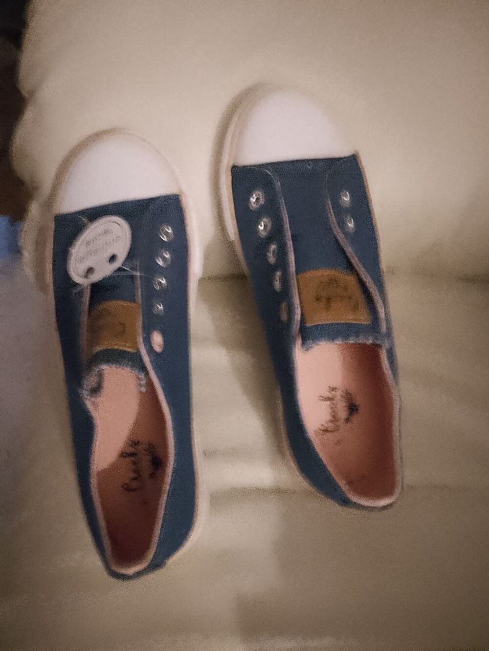 chaussure neuve toile bleue du 35
Valeur 19.99€ Chaussures enfants