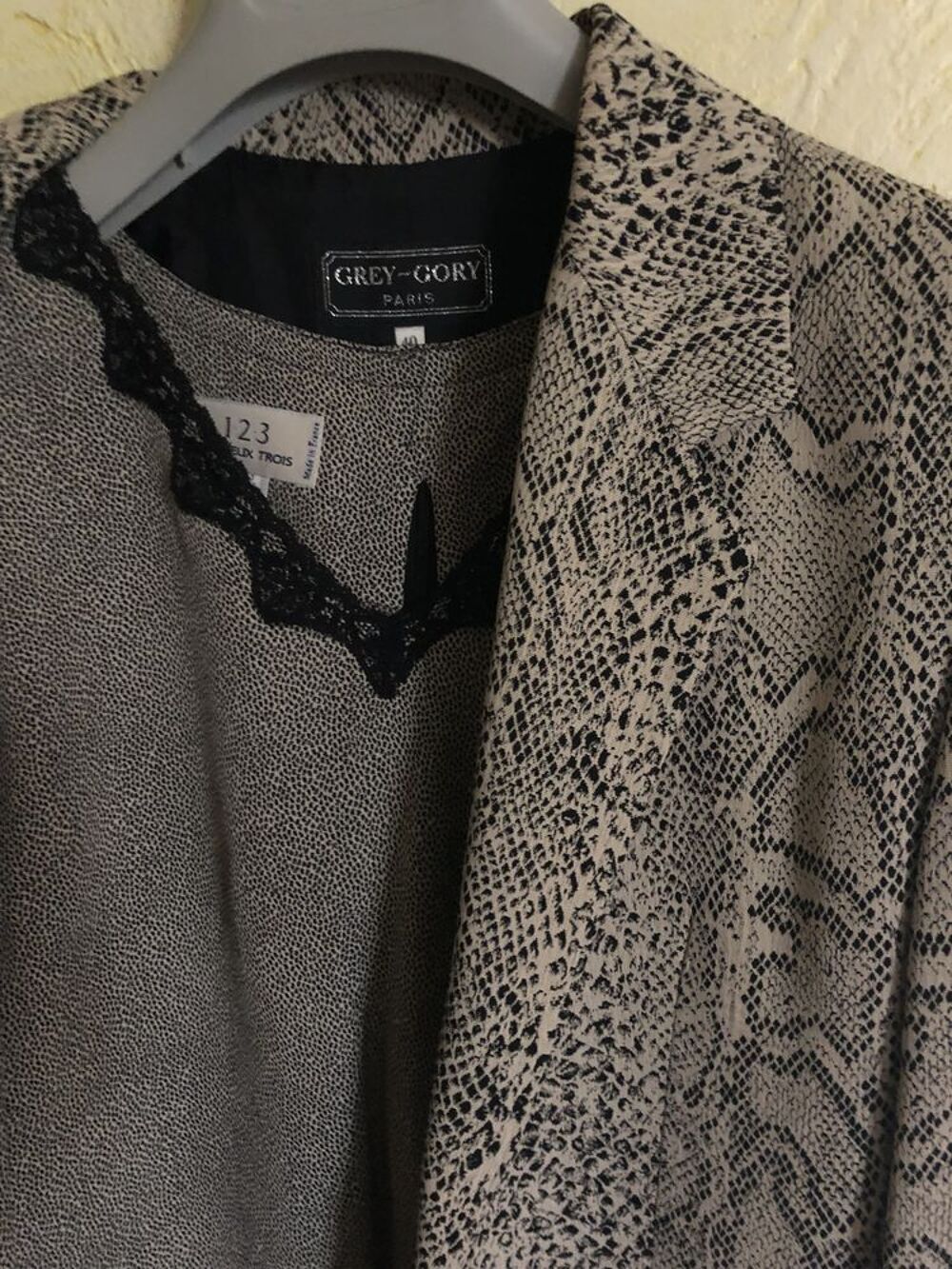 Veste chic tendance imprim&eacute; reptile+ top assorti offert Vtements