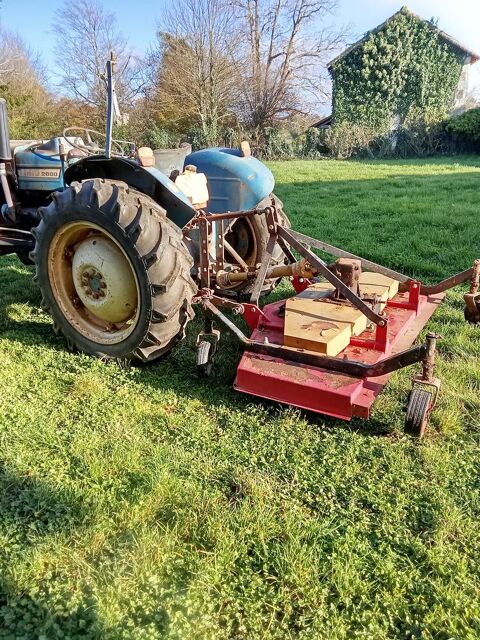 Tracteur Ford avec gyrobroyeur tondeuse 4500 86700 Vaux