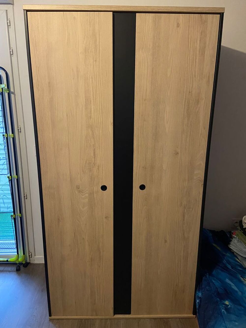 Armoire 2 portes penderie et &eacute;tag&egrave;res ch&acirc;taigne noire But tr&egrave;s bon &eacute;tat Meubles