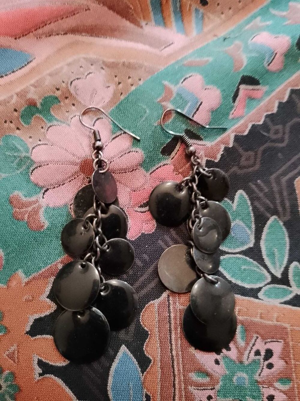 boucles d'oreilles pendantes noires en m&eacute;tal argent&eacute;. Bijoux et montres