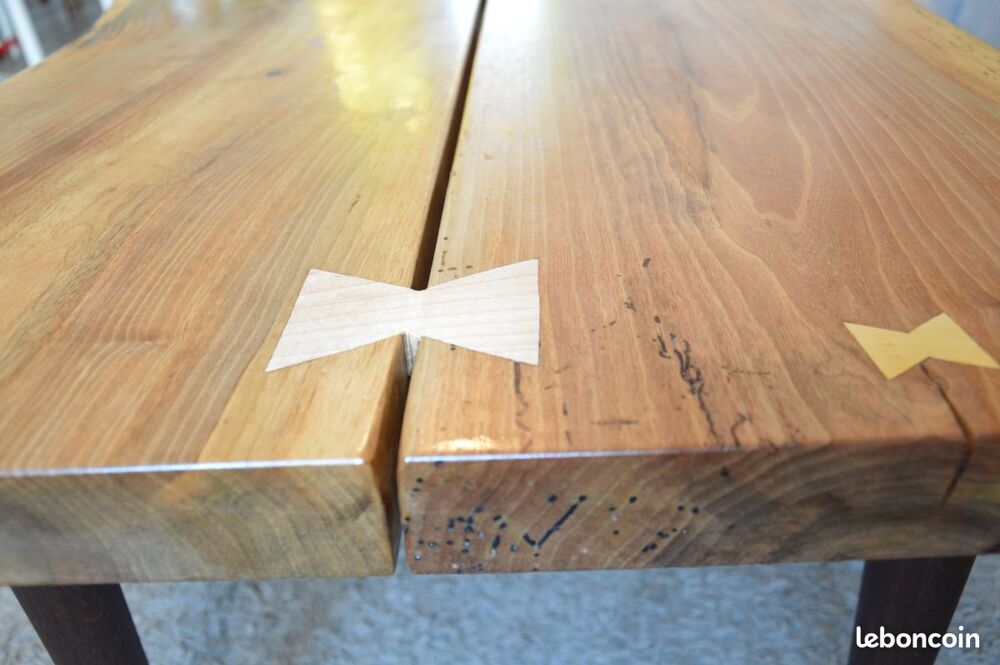 Table basse en noyer massif bords live edge, avec papillons Meubles