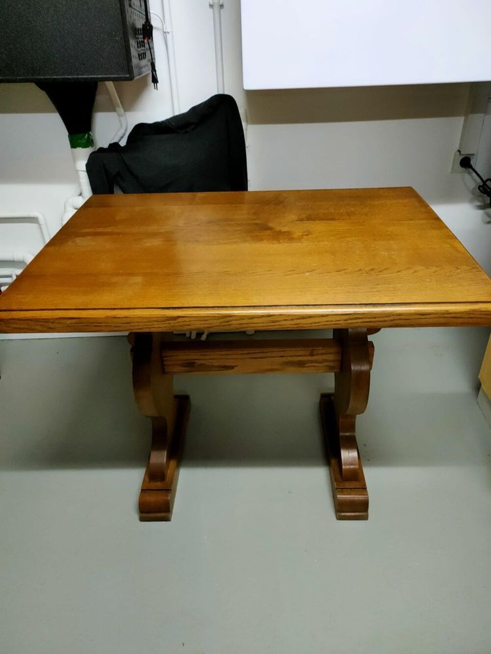 MEUBLES
Salle &agrave; manger
Table de cuisine
Armoire merisier. Meubles