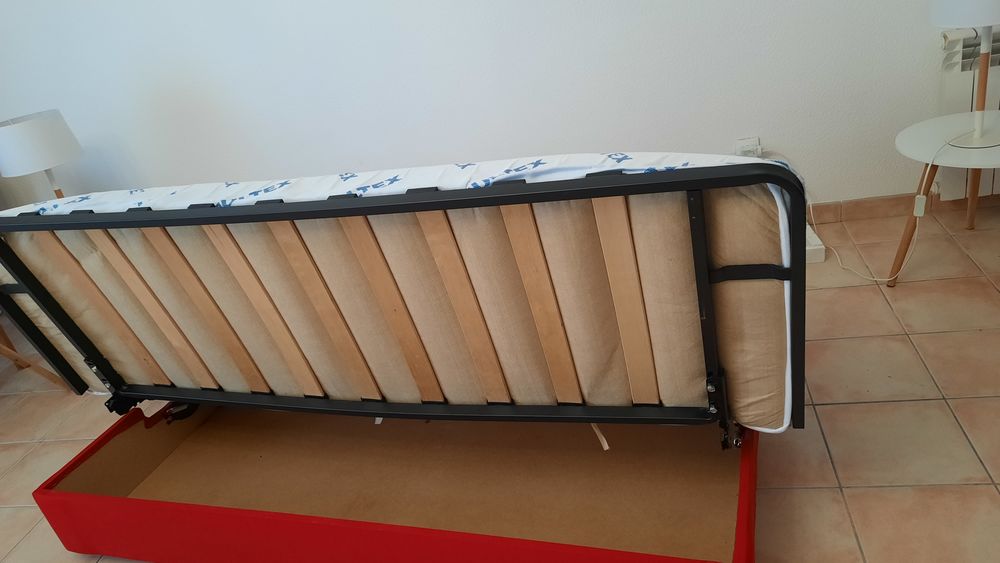 ? Canap&eacute; Clic-Clac quasi neuf + Matelas Bultex ?
Meubles