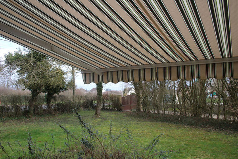 STORE BANNE MOTORISE A TELECOMMANDE Jardin