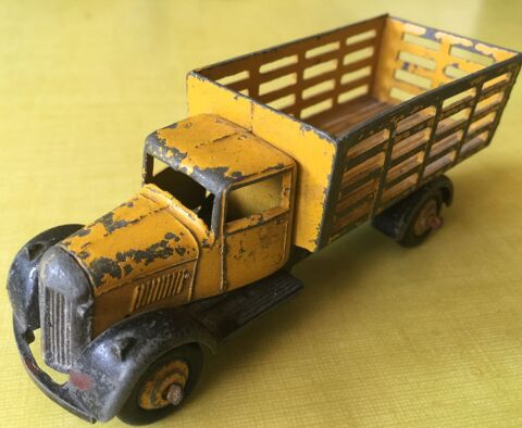 Camion bétaillère maraicher DINKY Dodge jaune
25 Issy-les-Moulineaux (92)