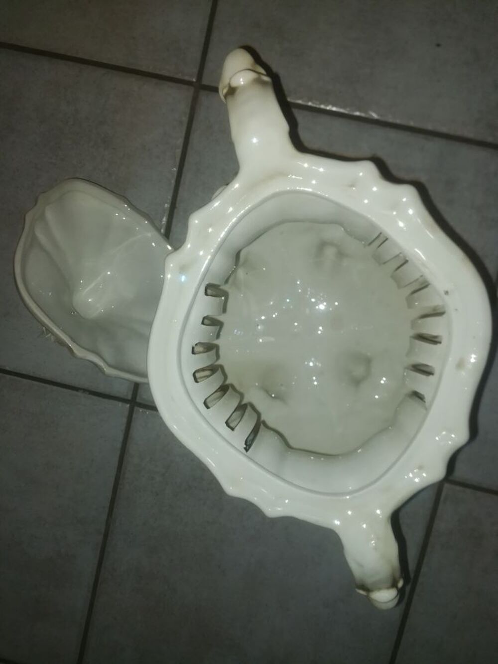 Belle soupi&egrave;re en fa&iuml;ence Décoration