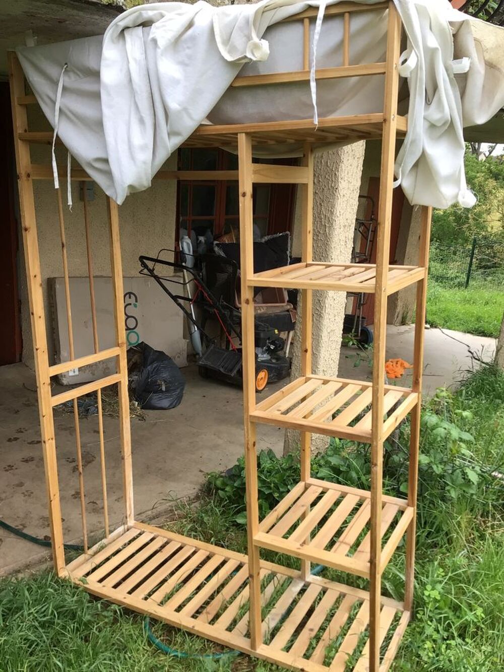 penderie en bois avec rideaux Meubles