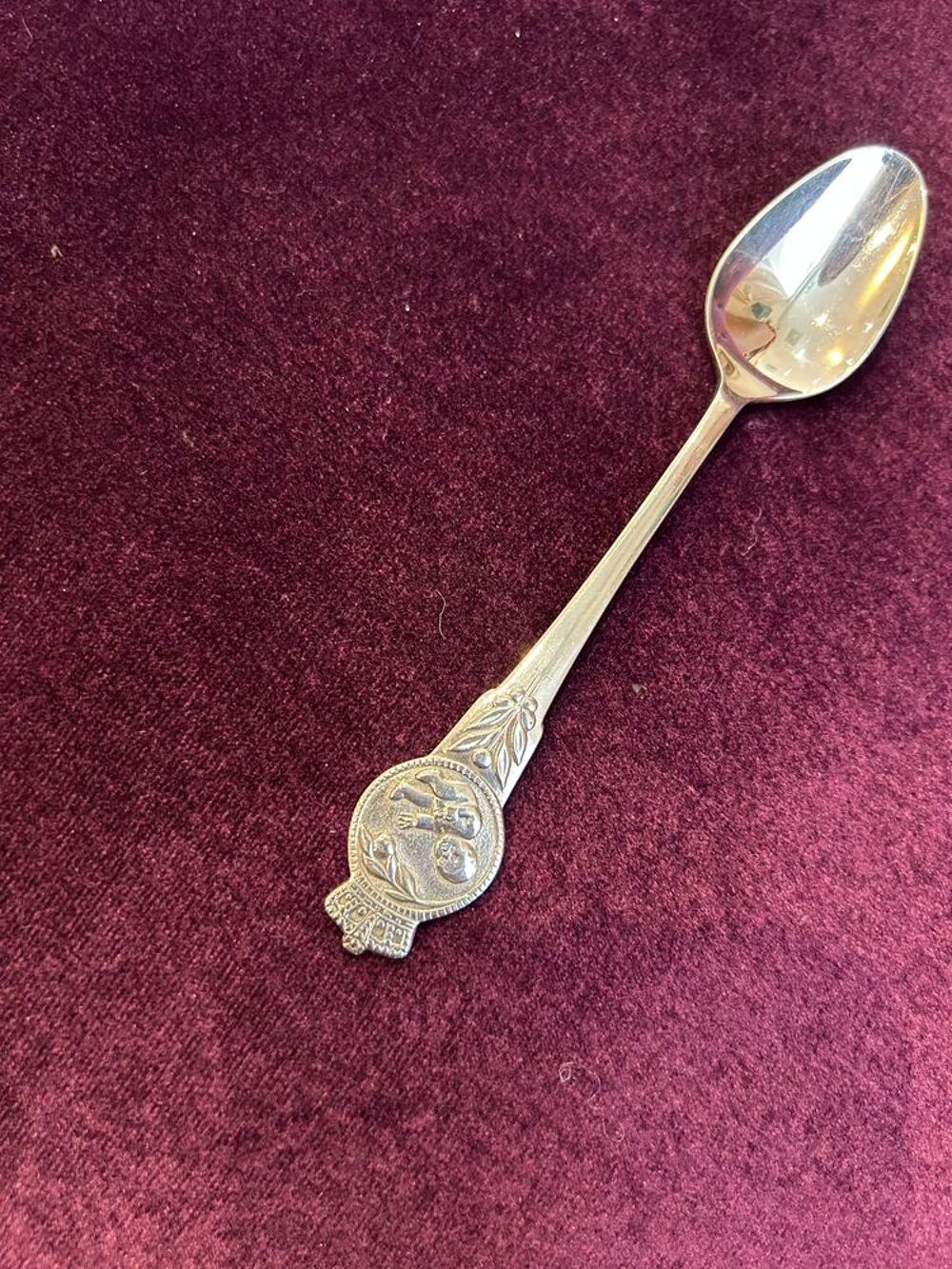 Cuill&egrave;re &agrave; th&eacute; avec armoiries en forme de b&eacute;b&eacute; dans un cercl Décoration