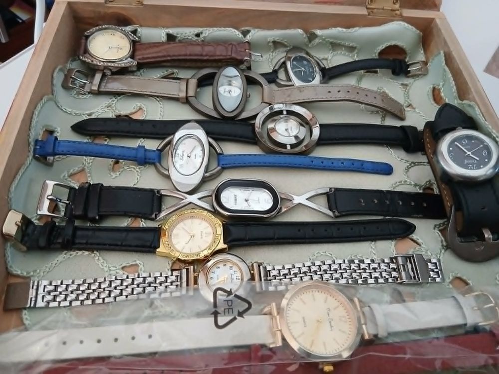  Lot dix montres + coffret bois vitr&eacute; de valeur N&deg;1346 Bijoux et montres