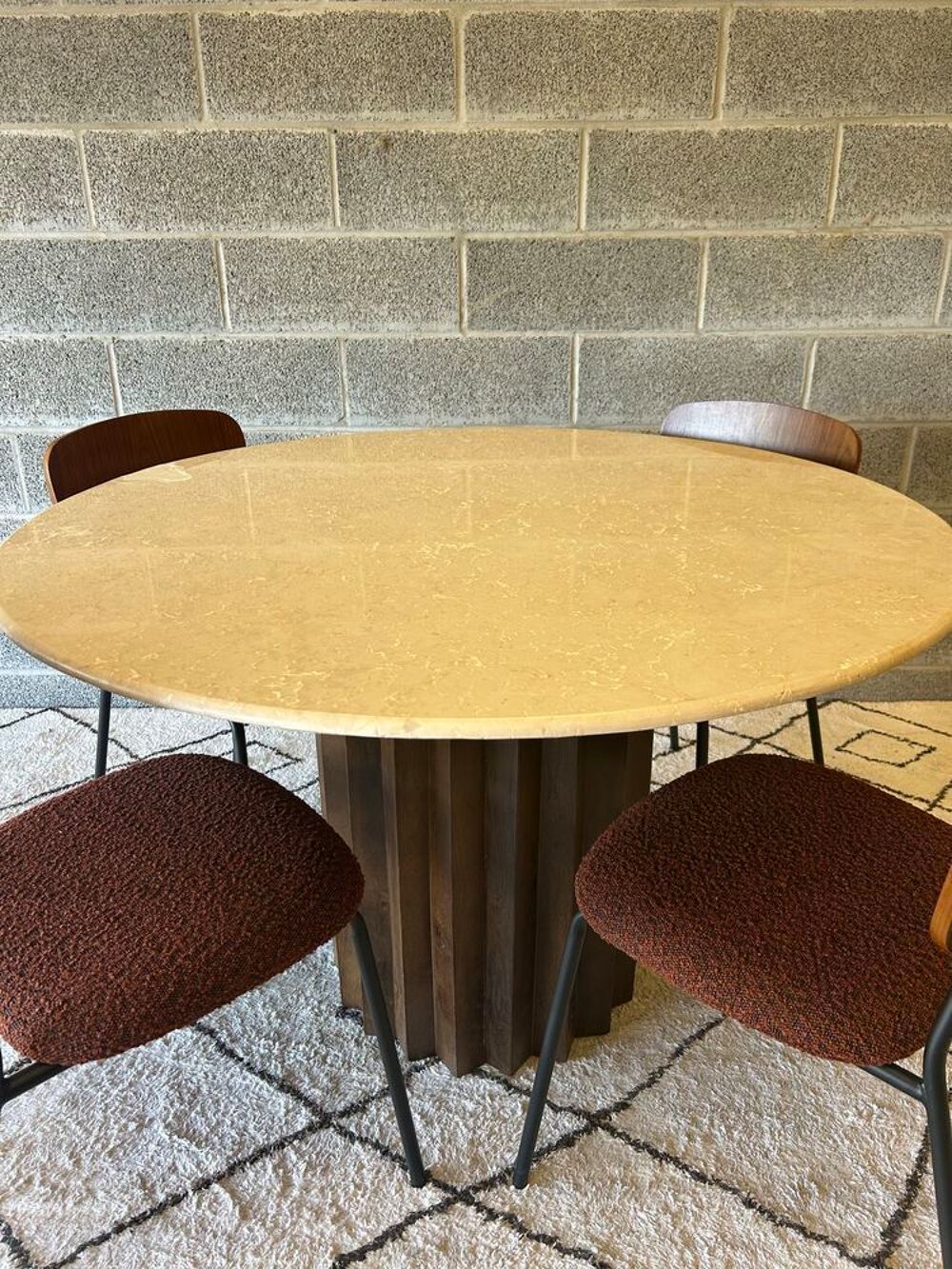 Table &agrave; manger ronde plateau en marbre et pieds en bois massif 4 places Meubles