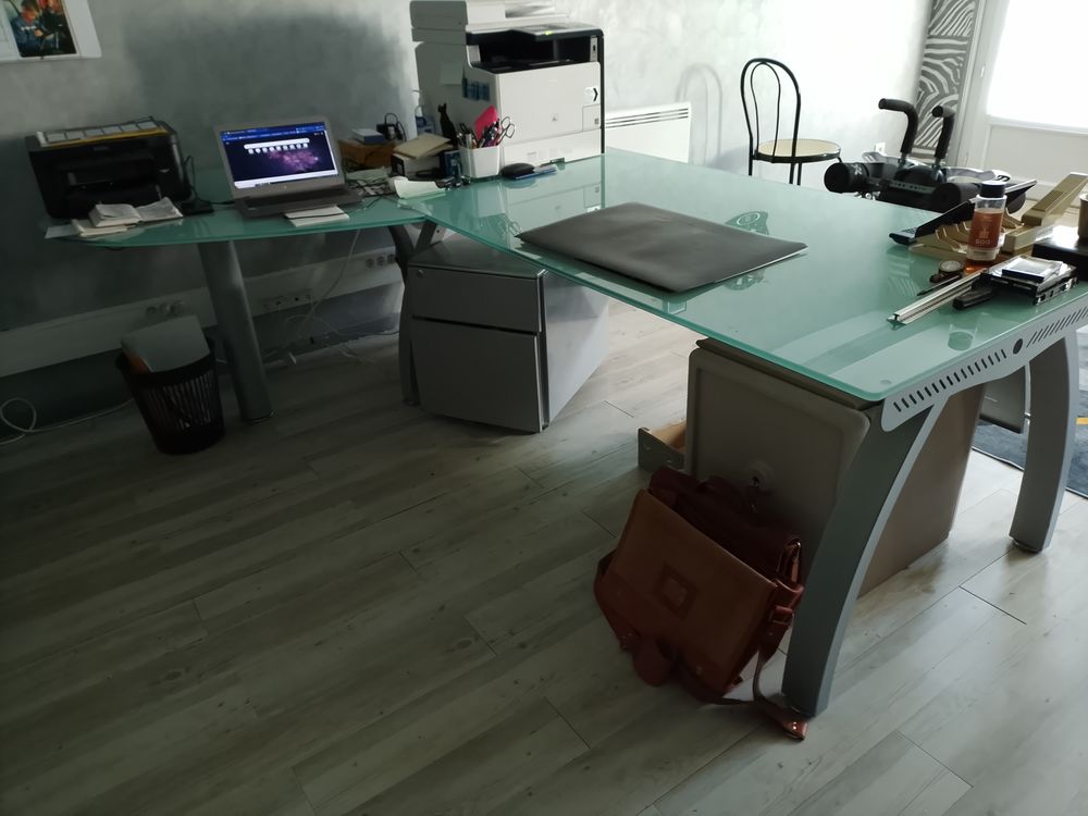 BUREAU DE DIRECTION et ARMOIRES ASSORTIES Meubles