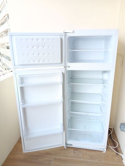 Refrigerateur Indesit  encastrer Haut 1.44m Larg 54cm  100 Cannes (06)