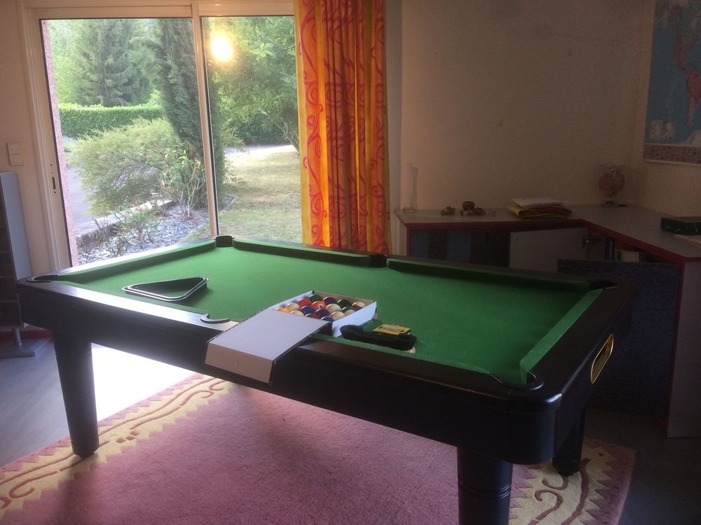Billard type New Look pieds carr&eacute;s noir peu servi bon &eacute;tat Jeux / jouets