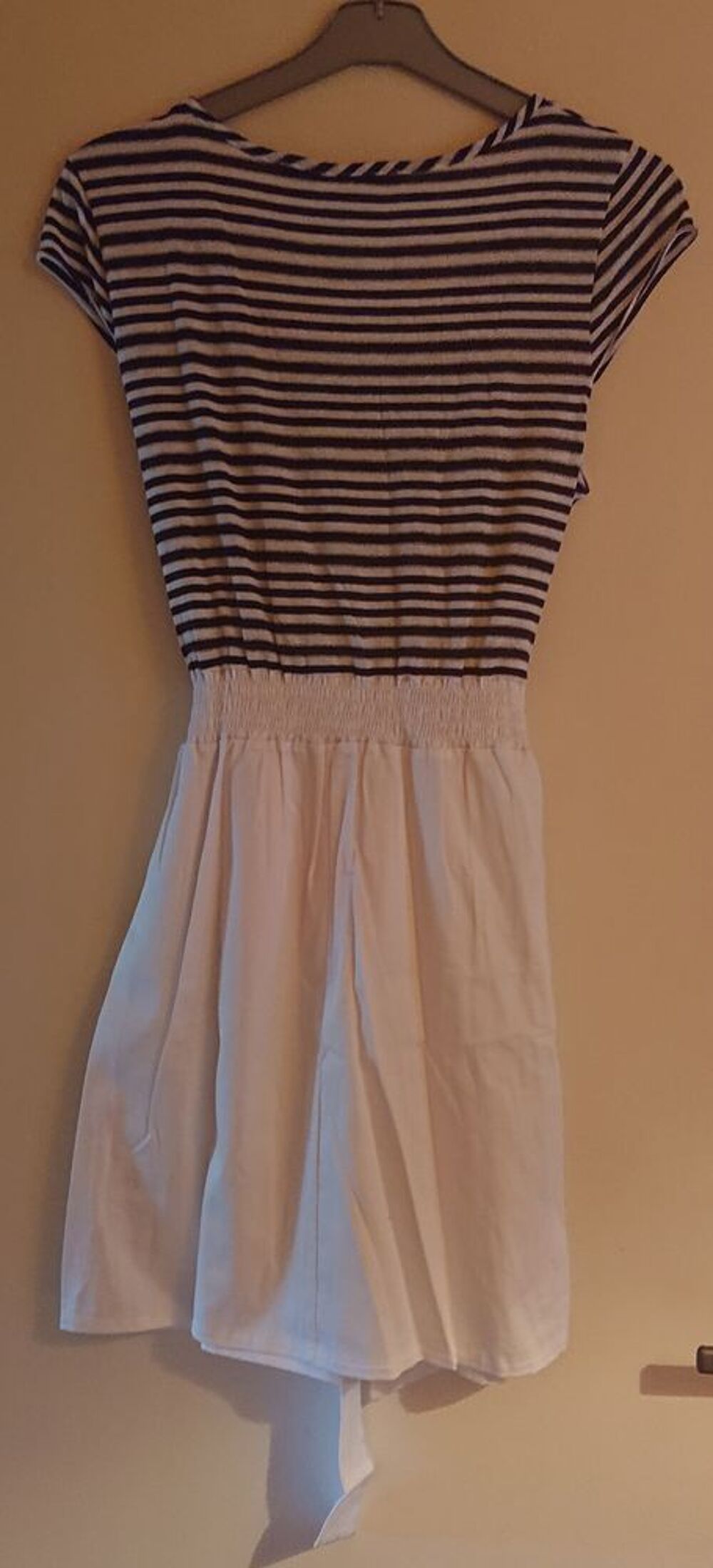 Tr&egrave;s jolie robe neuve, Vêtements