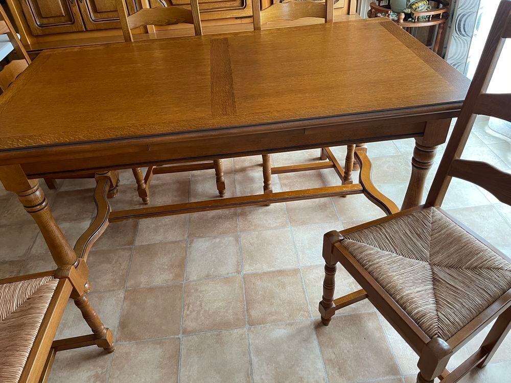 Table salle &agrave; manger en ch&ecirc;ne 
160 x 90 + 2 rallonges 
Meubles