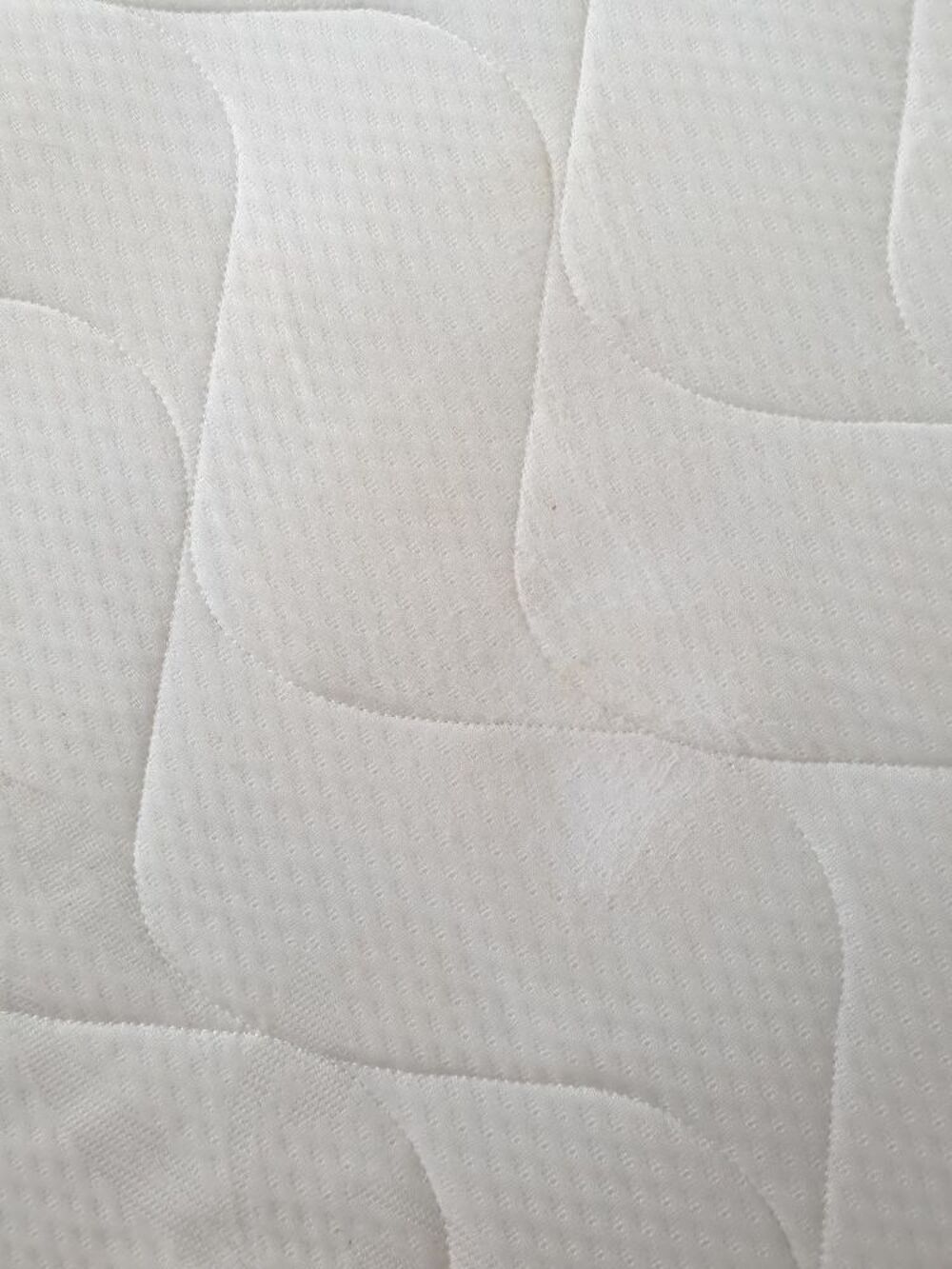 Lit complet (sommier, matelas, pieds) Meubles