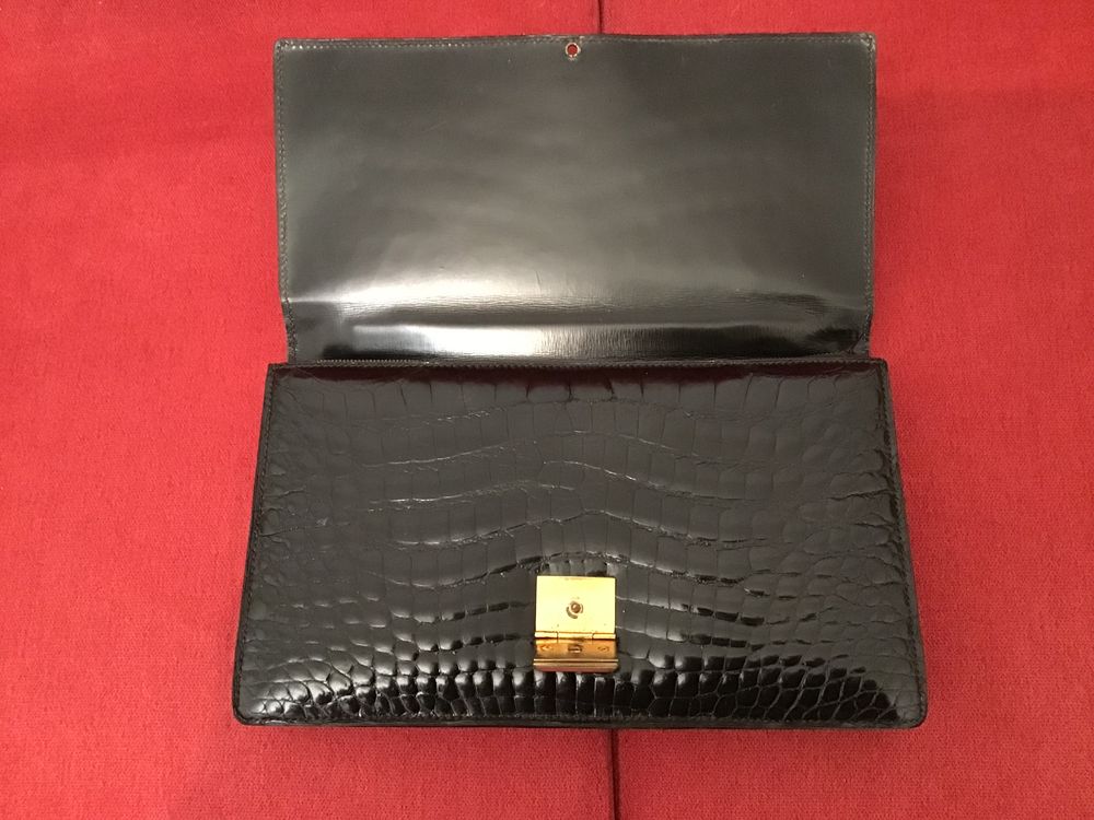 sac en crocodile des ann&eacute;es 1960 en tr&egrave;s bon &eacute;tat avec poches et deux fermetures &eacute;clairs et rangement. Maroquinerie