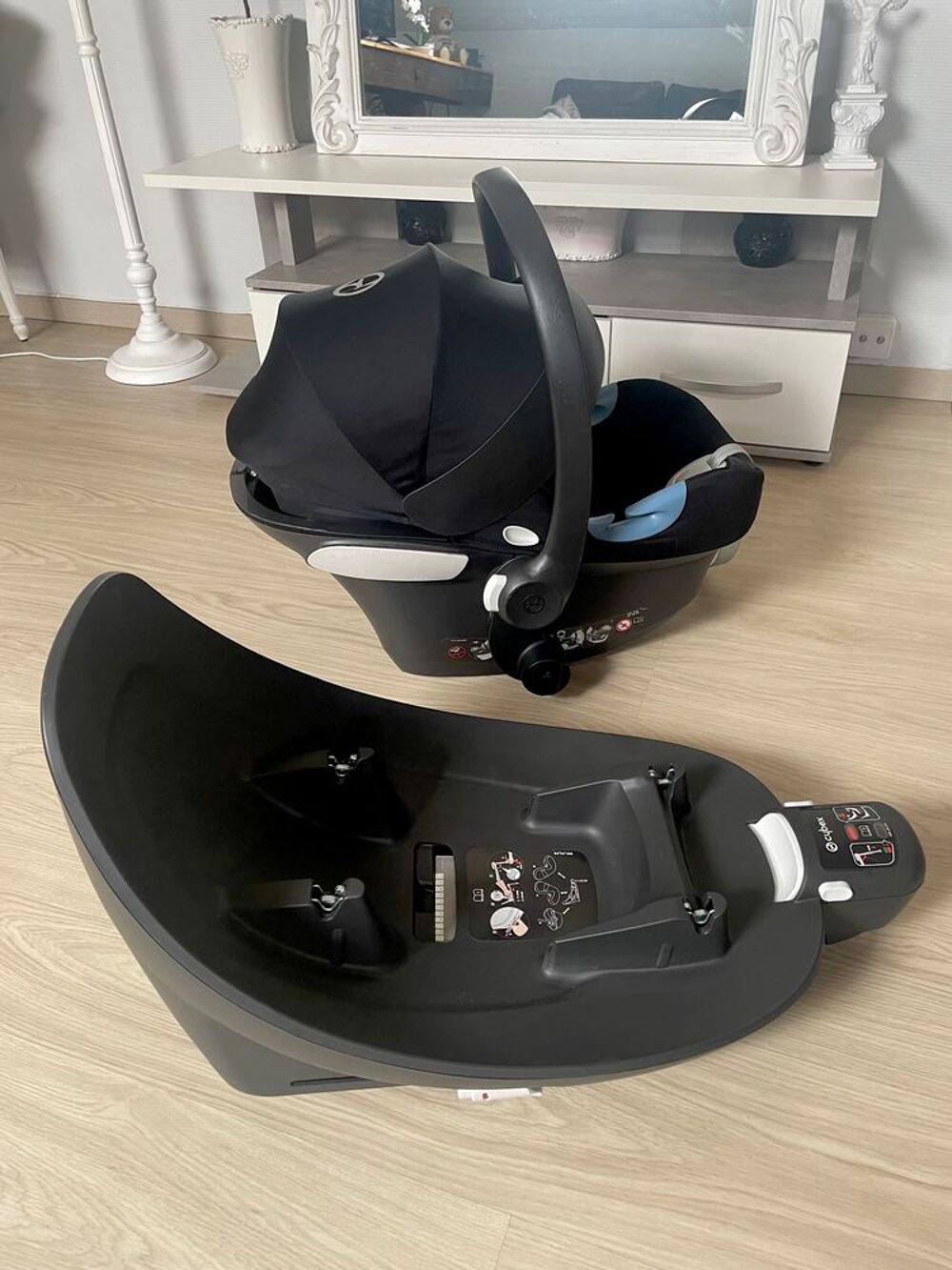 Cosy Cybex Base Cybex (neuve) protection pluie(neuve)Prix Achat 450&amp;euro; Prix vendu 220&amp;euro; Pu�riculture
