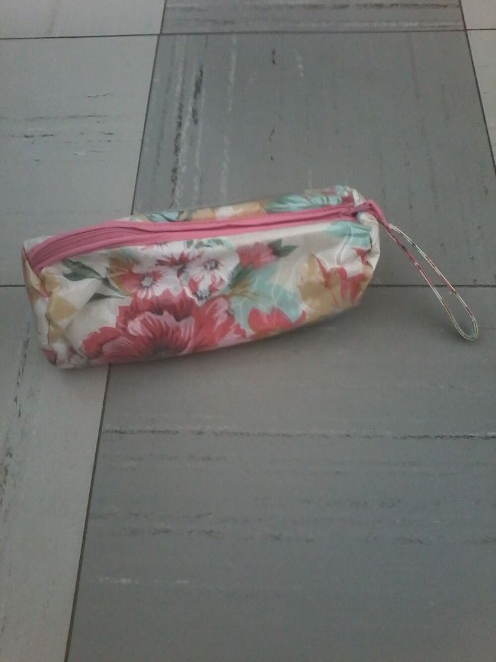 Trousse a fleurs neuve Maroquinerie
