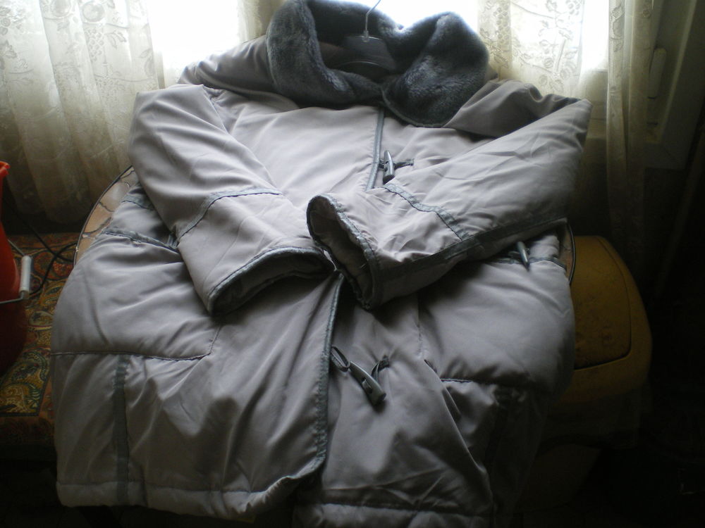 Parka gris avec col en imitation fourrure. Vêtements