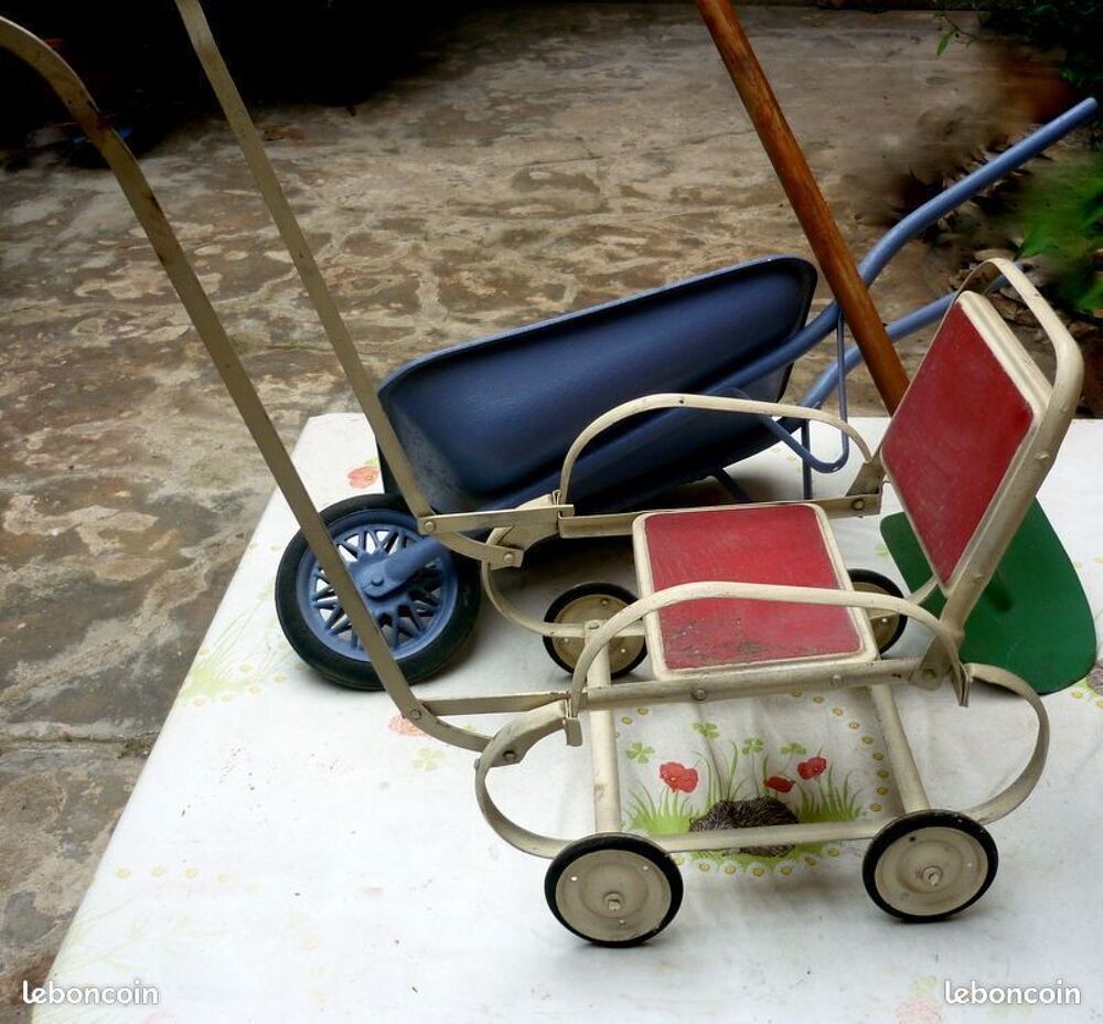 2 landaus ancien. 60€ un ... 100 € les deux + Cadeau Mobilier enfants