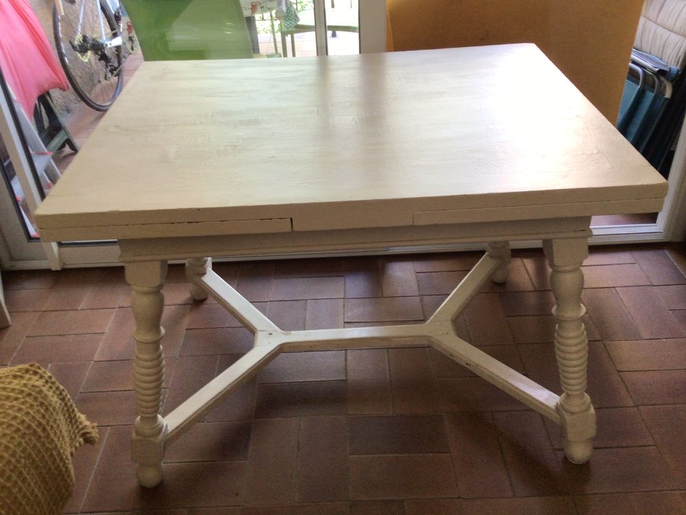 Table bois (peut- &ecirc;tre ch&acirc;taignier), avec 2 rallonges Meubles