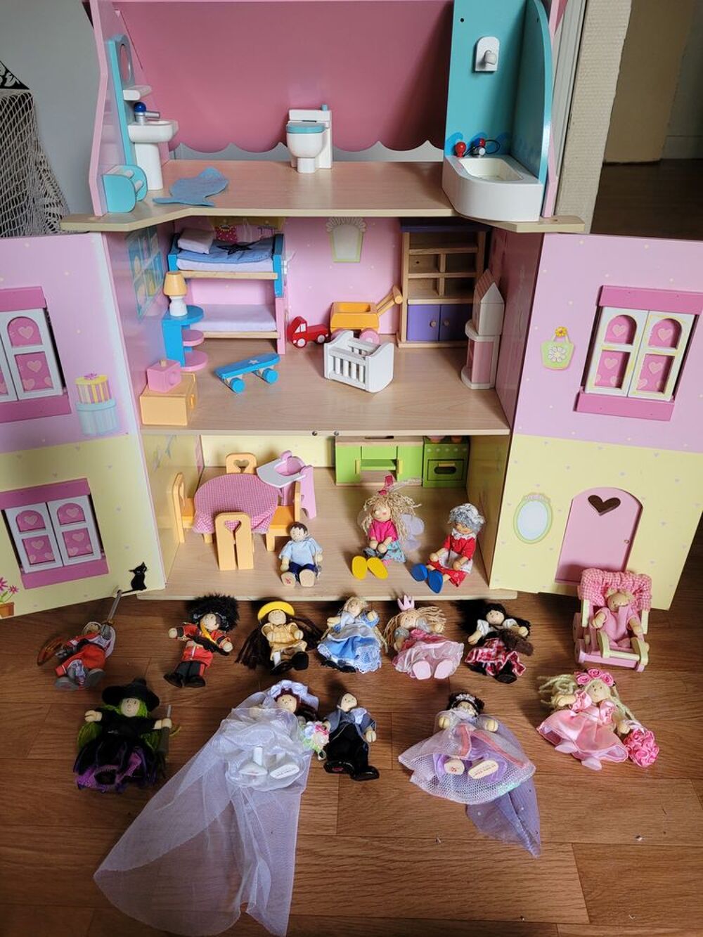 Maison poup&eacute;e en bois + personnages + mobilier. Jeux / jouets