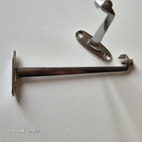Lot de 2 supports, accroches murales en fer zingu� brillant 2 Saumur (49)