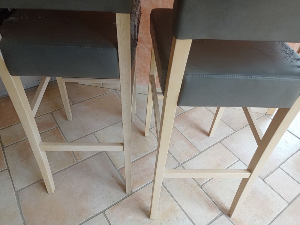 2 Tabourets/Chaises de bar, ch&ecirc;ne massif du Jura par Artisan Meubles