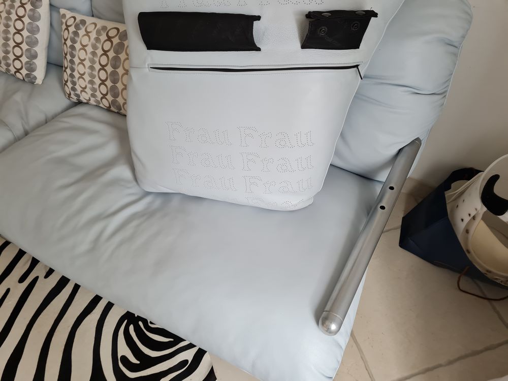 Canap&eacute; "&nbsp;Ouverture&nbsp;" cuir Poltrona Frau 
Meubles