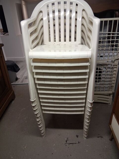 12 chaises en plastiques d ext�rieur 25 Grasse (06)