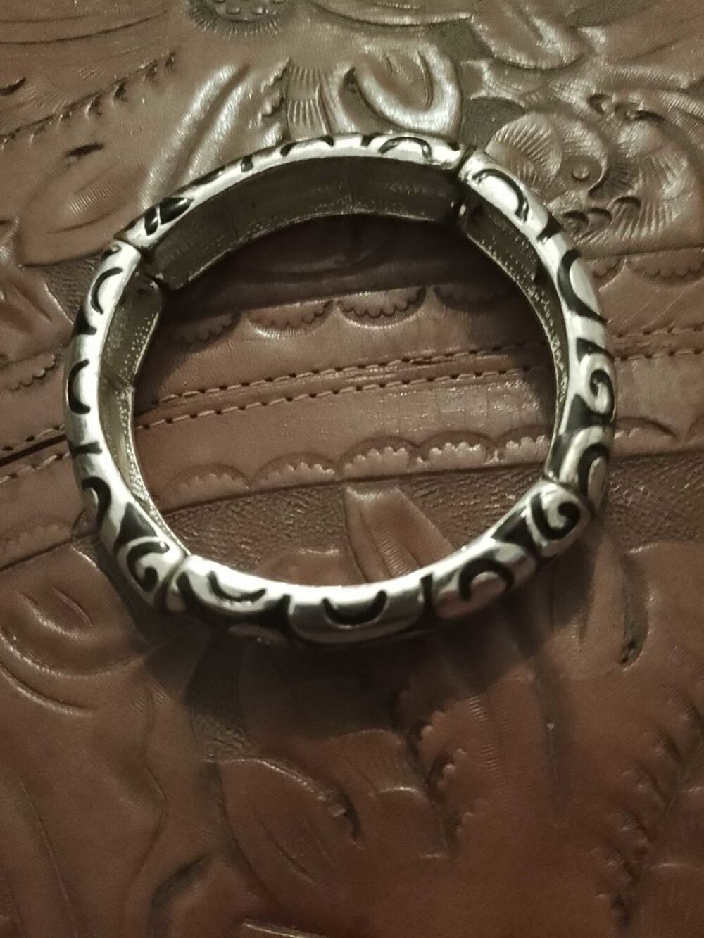 bracelet &eacute;lastique noir /argent&eacute; en m&eacute;tal. Bijoux et montres