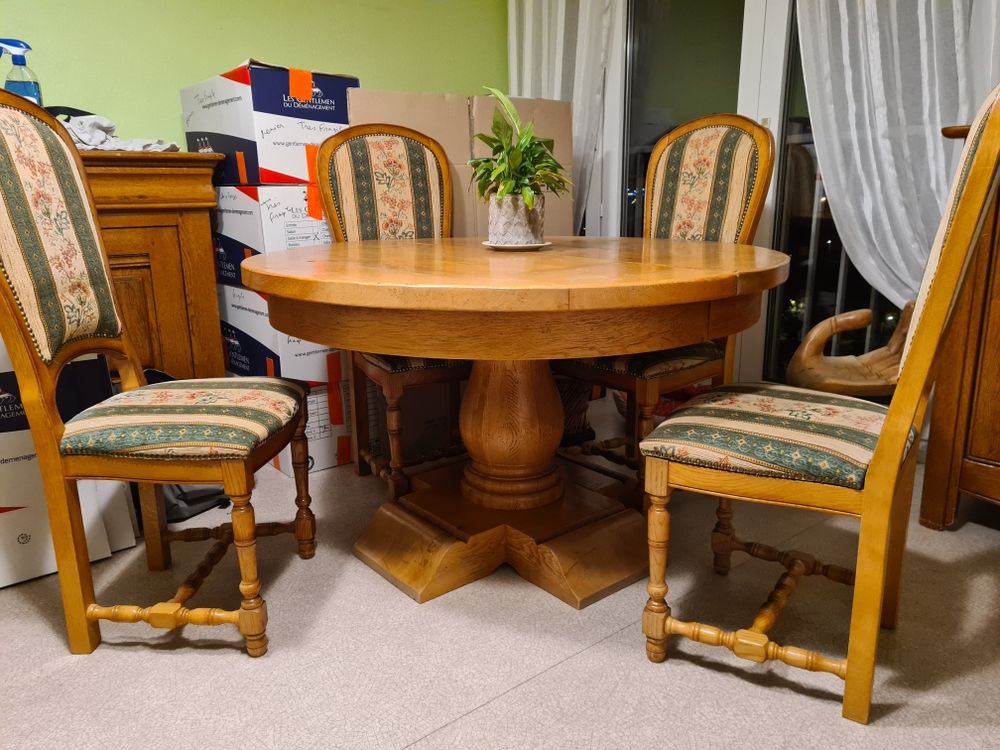 Table en ch&ecirc;ne et 4 chaises Meubles