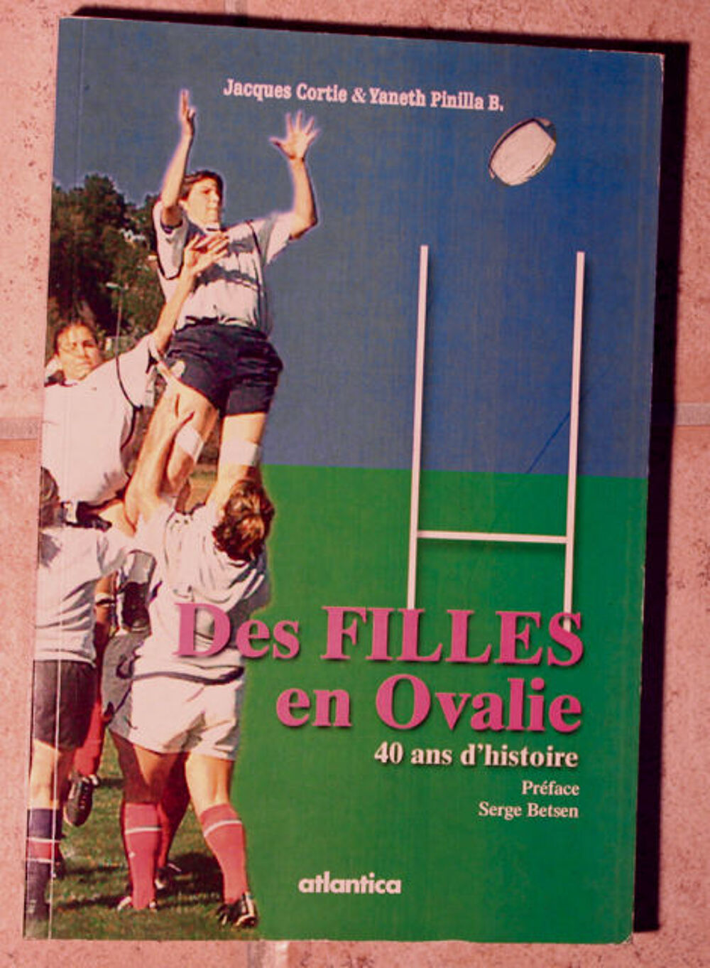 RUGBY : " DES FILLES EN OVALIE " 40 ANS D'HISTOIRE . Livres et BD