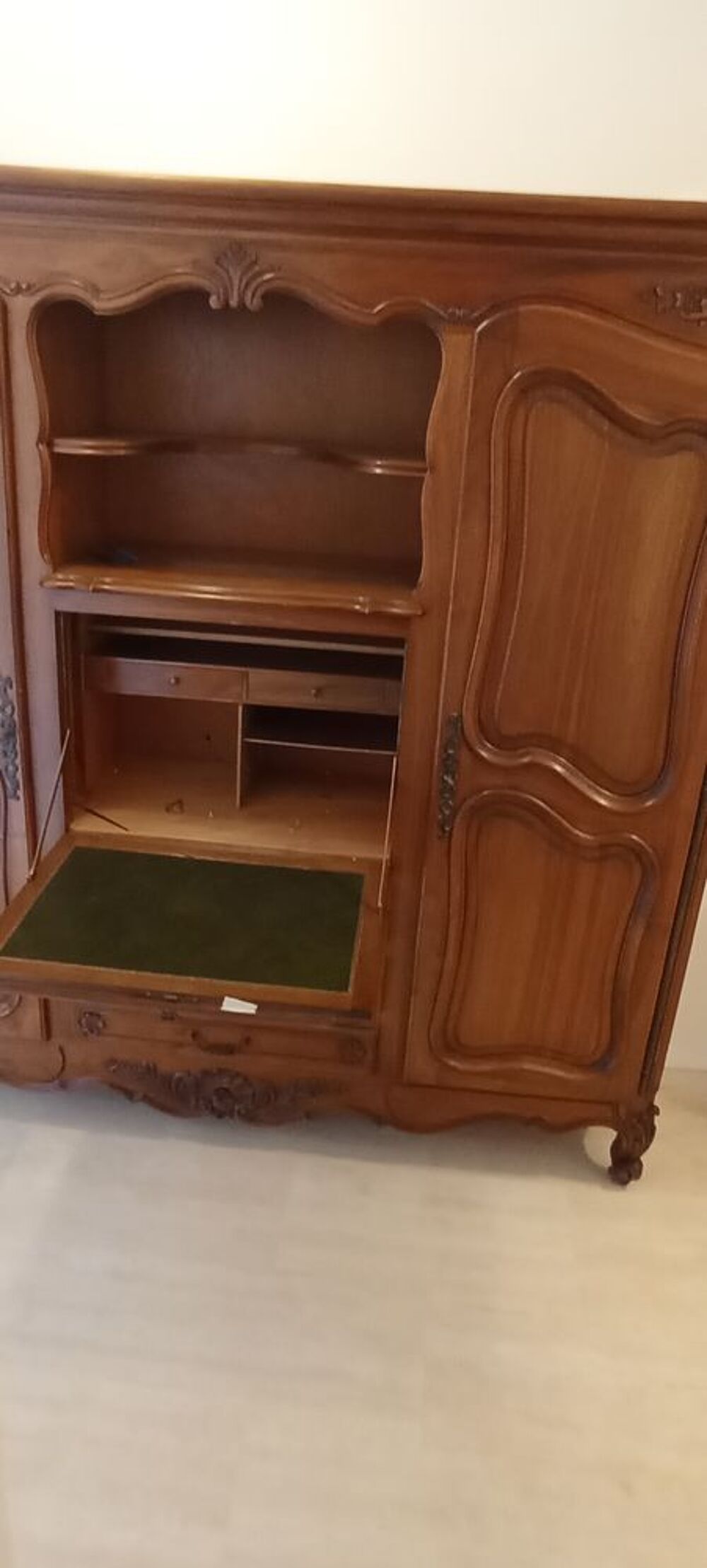 Grande armoire Louis-Philippe en noyer brut avec secr&eacute;taire Meubles