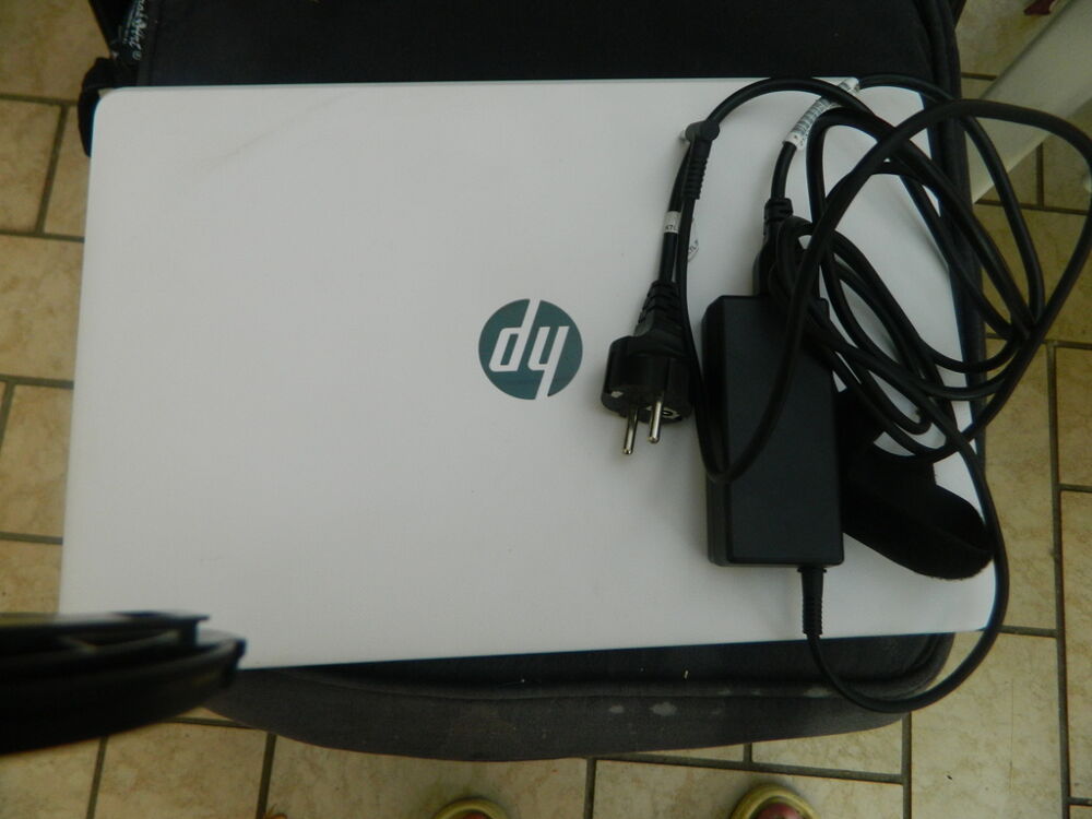 Ordinateur portable HP blanc avec chargeur Matériel informatique