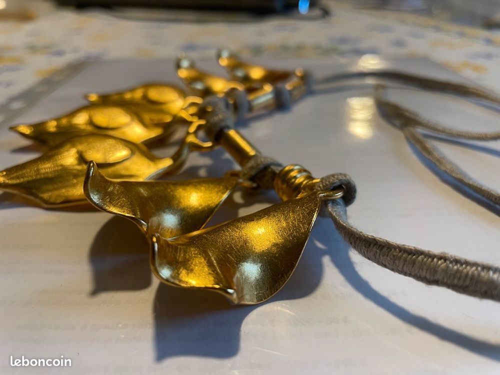 Collier souple feuilles dor&eacute;es sur lacet beige ANTIGONA Bijoux et montres