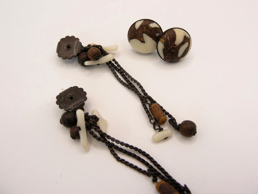 Boucles D'oreilles Pendantes &agrave; Clou Marron et Blanc- Neuf Bijoux et montres