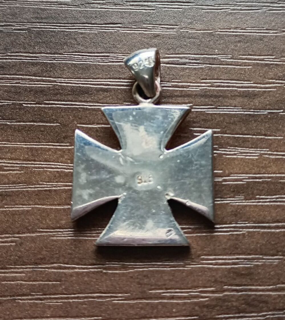 Pendentif en argent massif avec onyx noir, croix teutonique Bijoux et montres